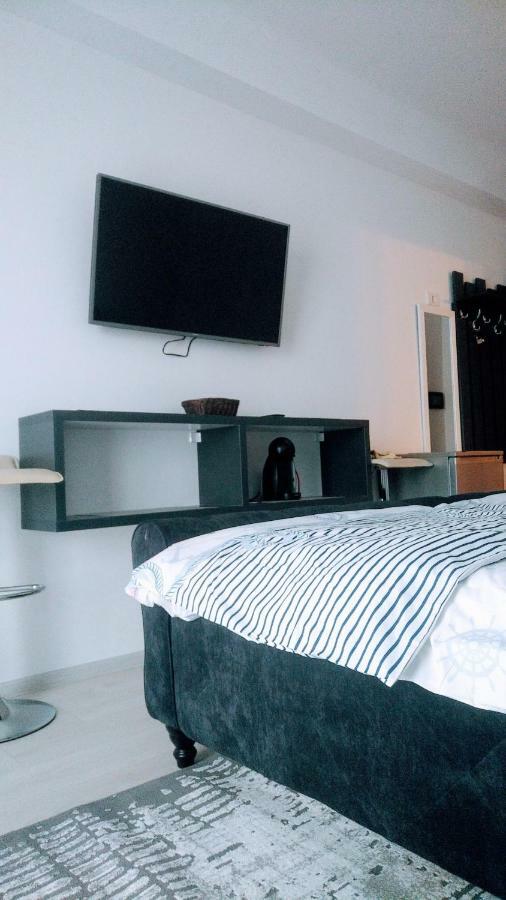 Summerland Apartment *