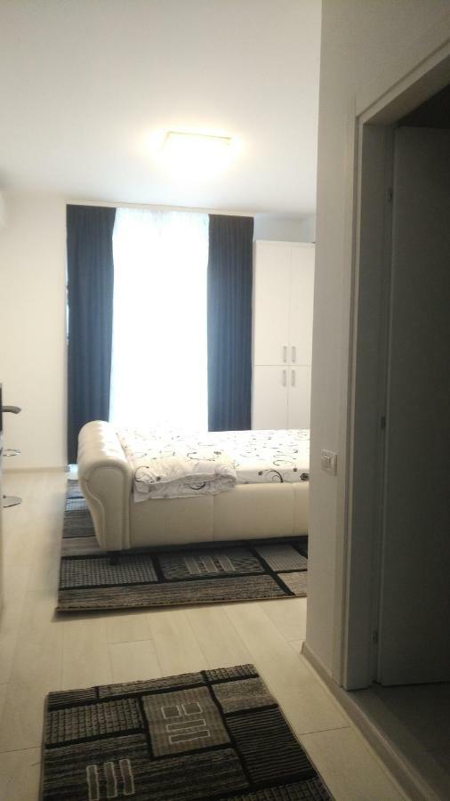Summerland Apartment *