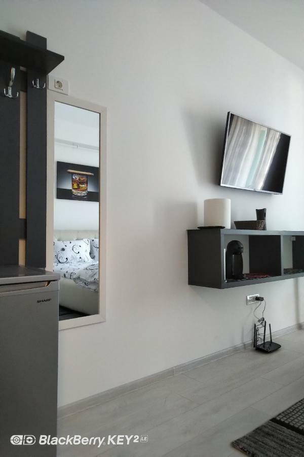 Summerland Apartment *